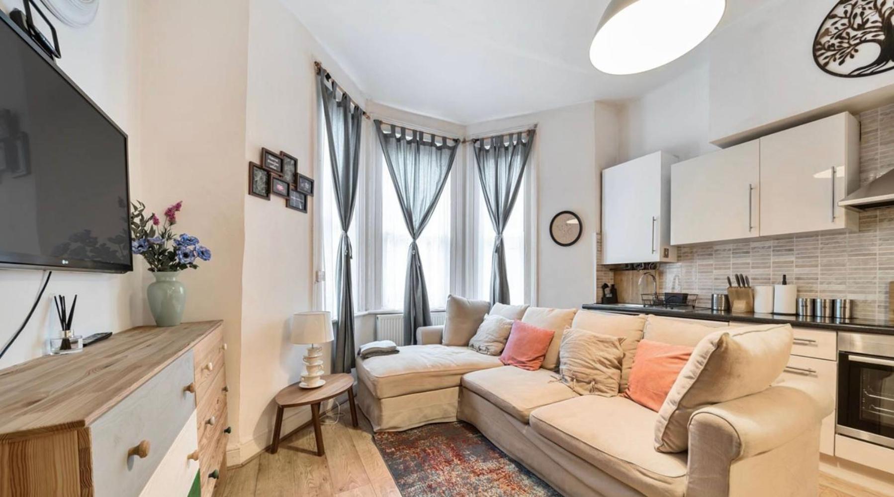 Ground Floor Sleeps 4, Zone 2 Close To Victoria Line Apartment London