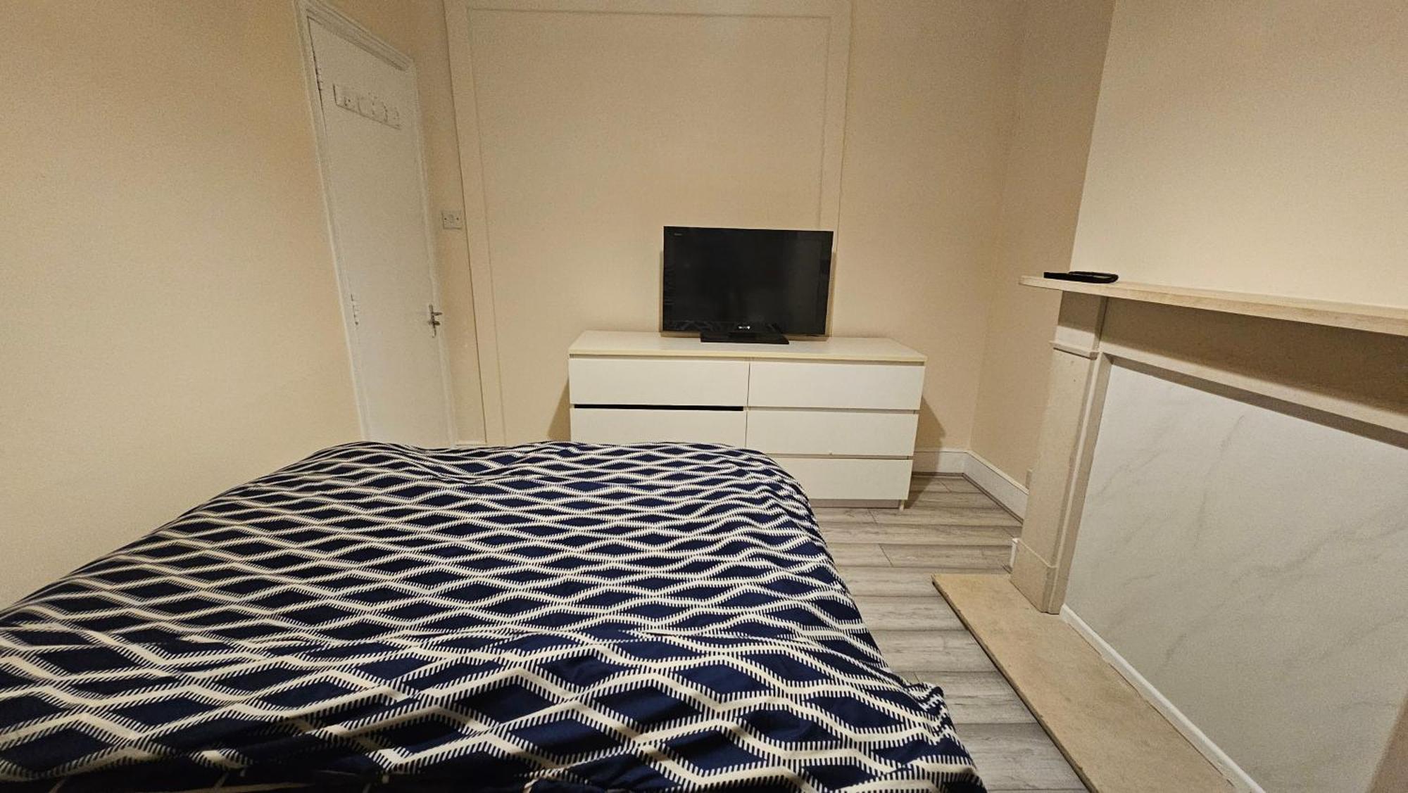 Bright & Modern Double In East * London